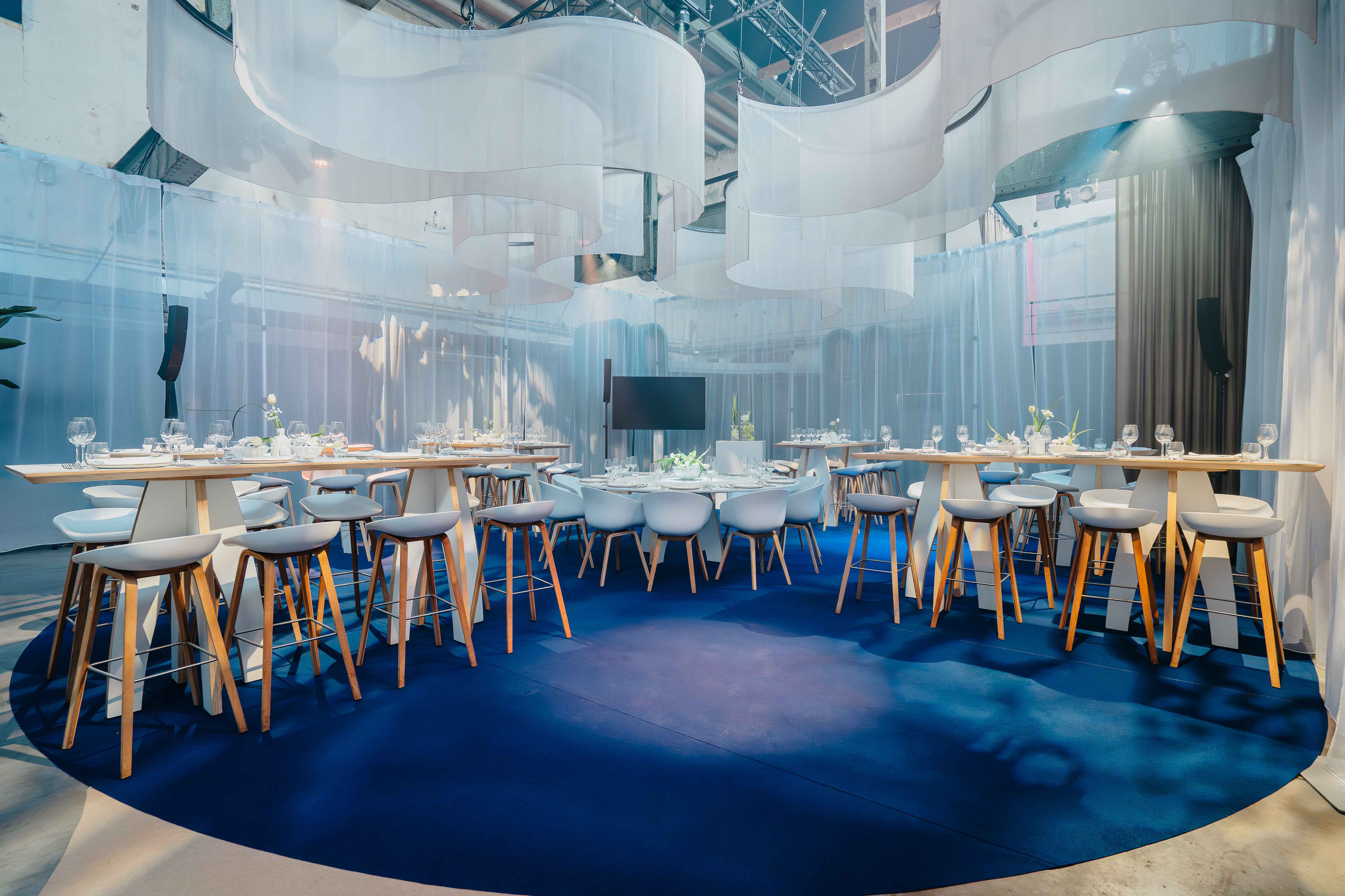 Dinner -Market Place - Get-a-Live Elegant dinner event at Taets Art and Event Park near Amsterdam and Zaandam, with beautifully set tables and ambient lighting.