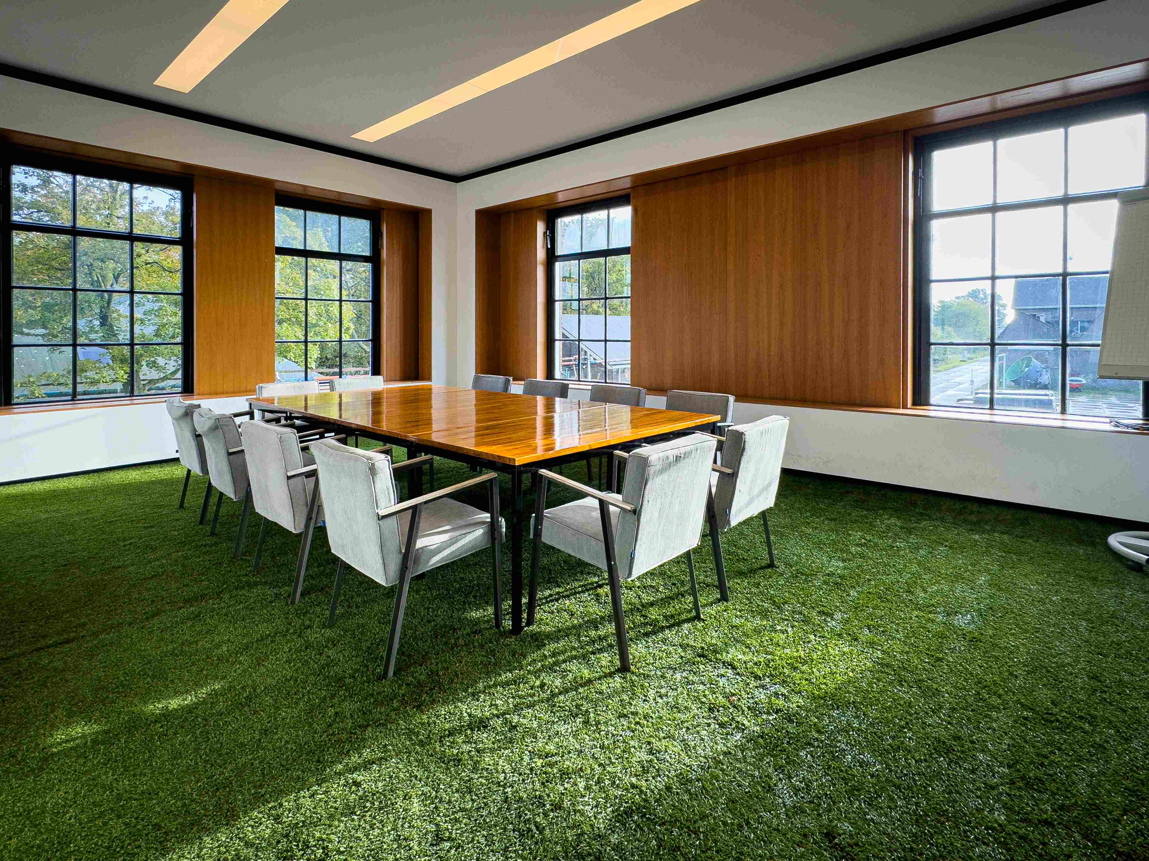 "Professional meeting setup at Taets Art and Event Park near Amsterdam and Zaandam, featuring modern equipment and spacious seating."