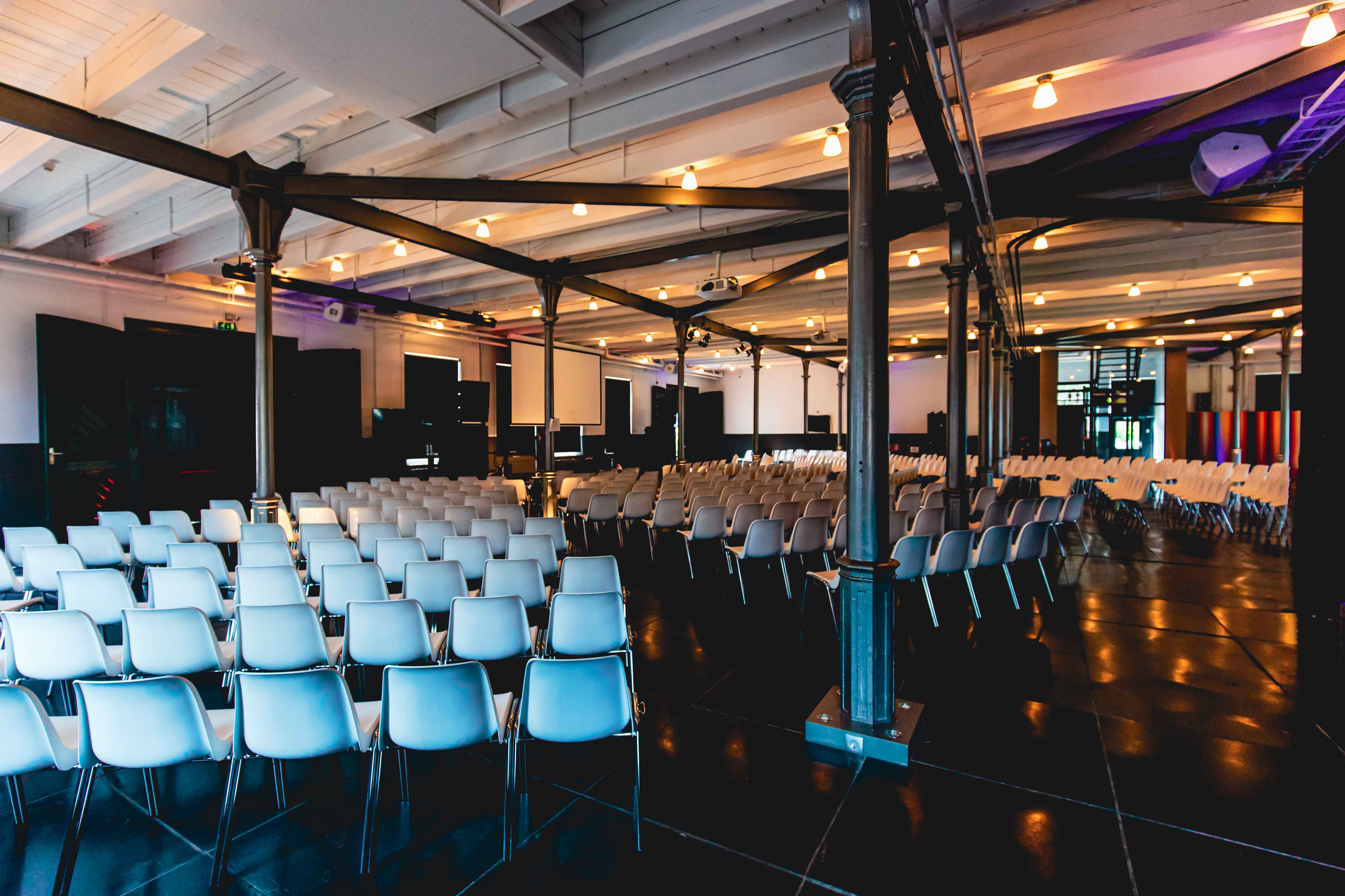 "Professional meeting setup at Taets Art and Event Park near Amsterdam and Zaandam, featuring modern equipment and spacious seating."