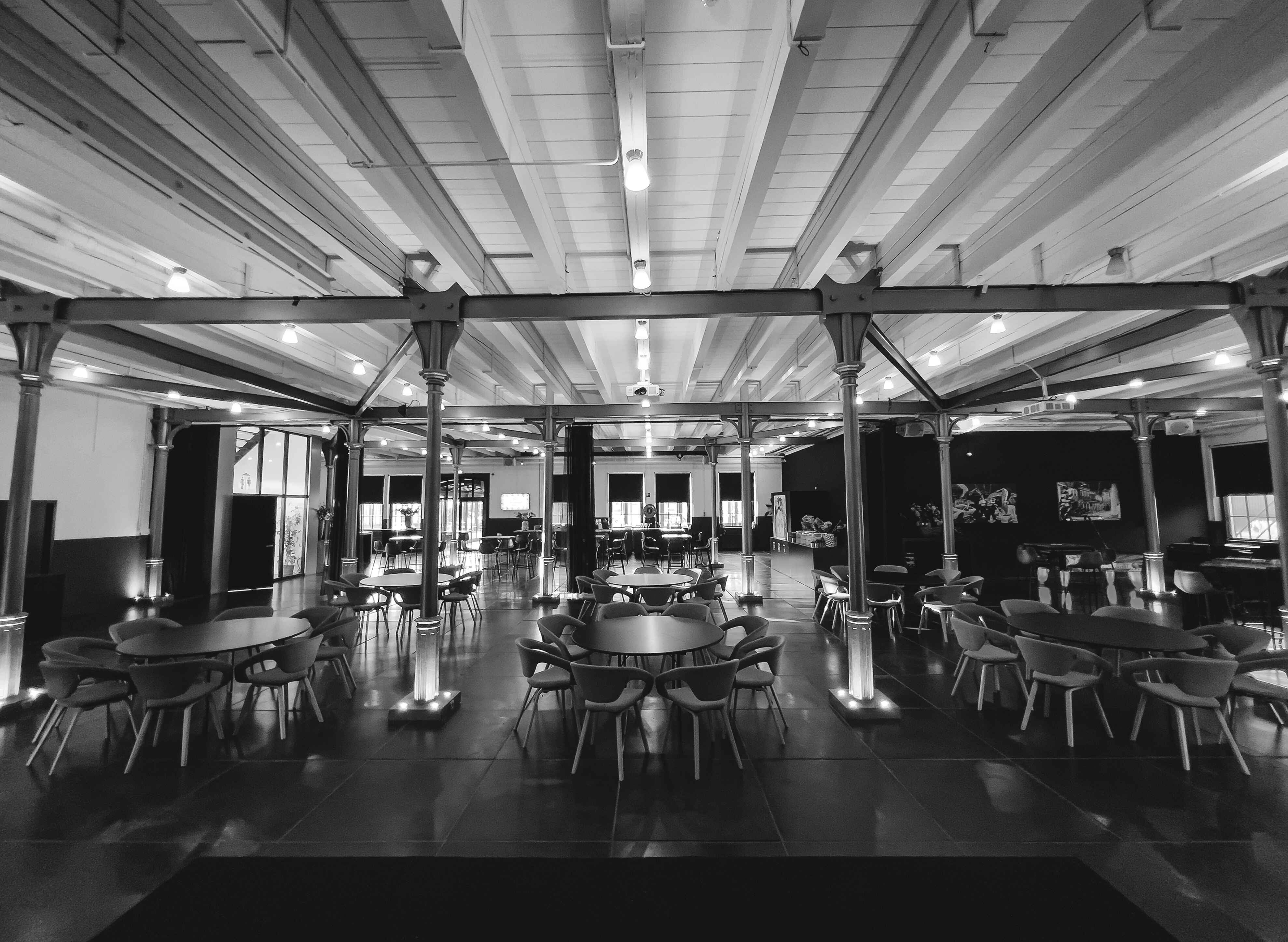 "Professional meeting setup at Taets Art and Event Park near Amsterdam and Zaandam, featuring modern equipment and spacious seating."