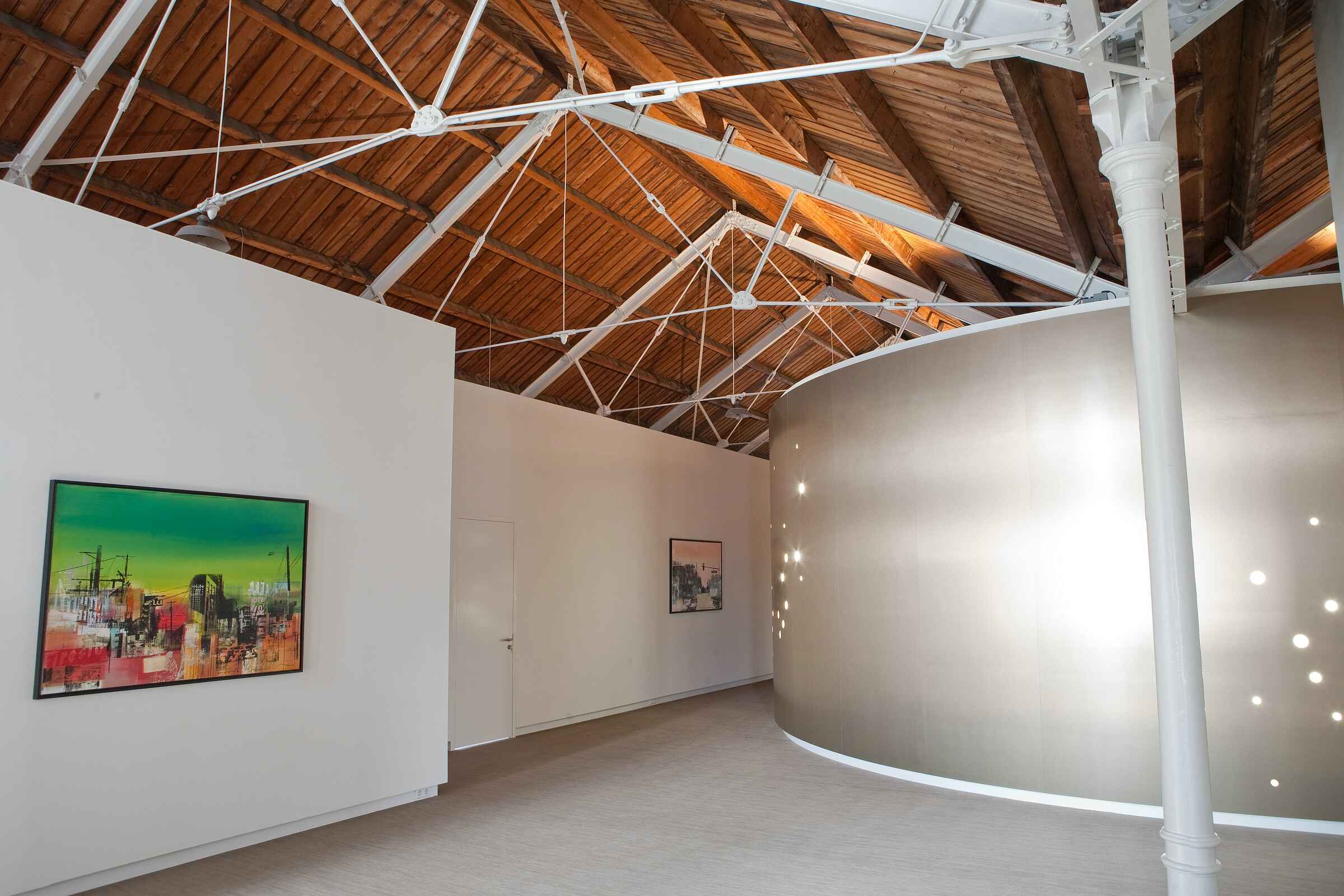 "Professional meeting setup at Taets Art and Event Park near Amsterdam and Zaandam, featuring modern equipment and spacious seating."