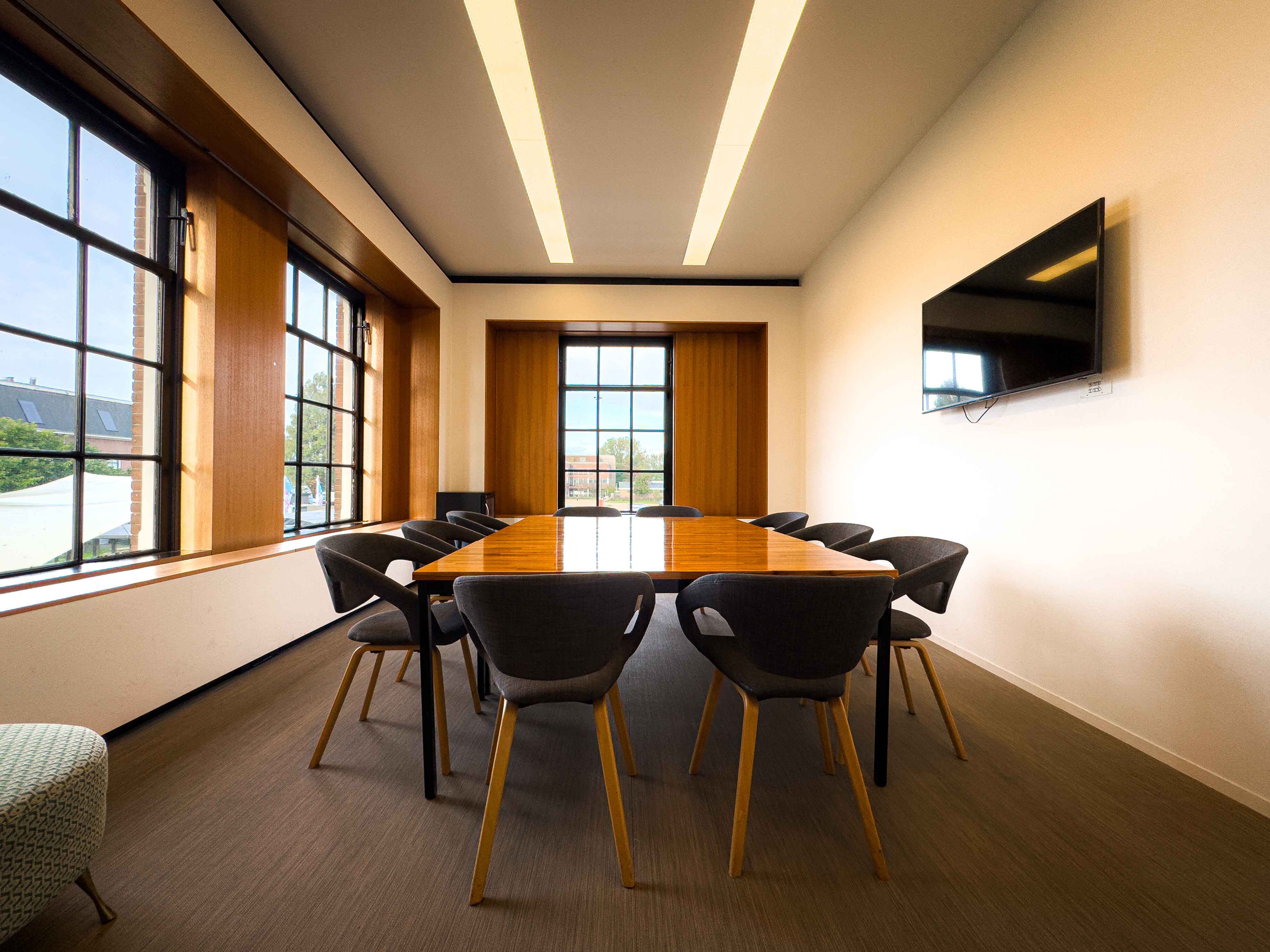 "Professional meeting setup at Taets Art and Event Park near Amsterdam and Zaandam, featuring modern equipment and spacious seating."