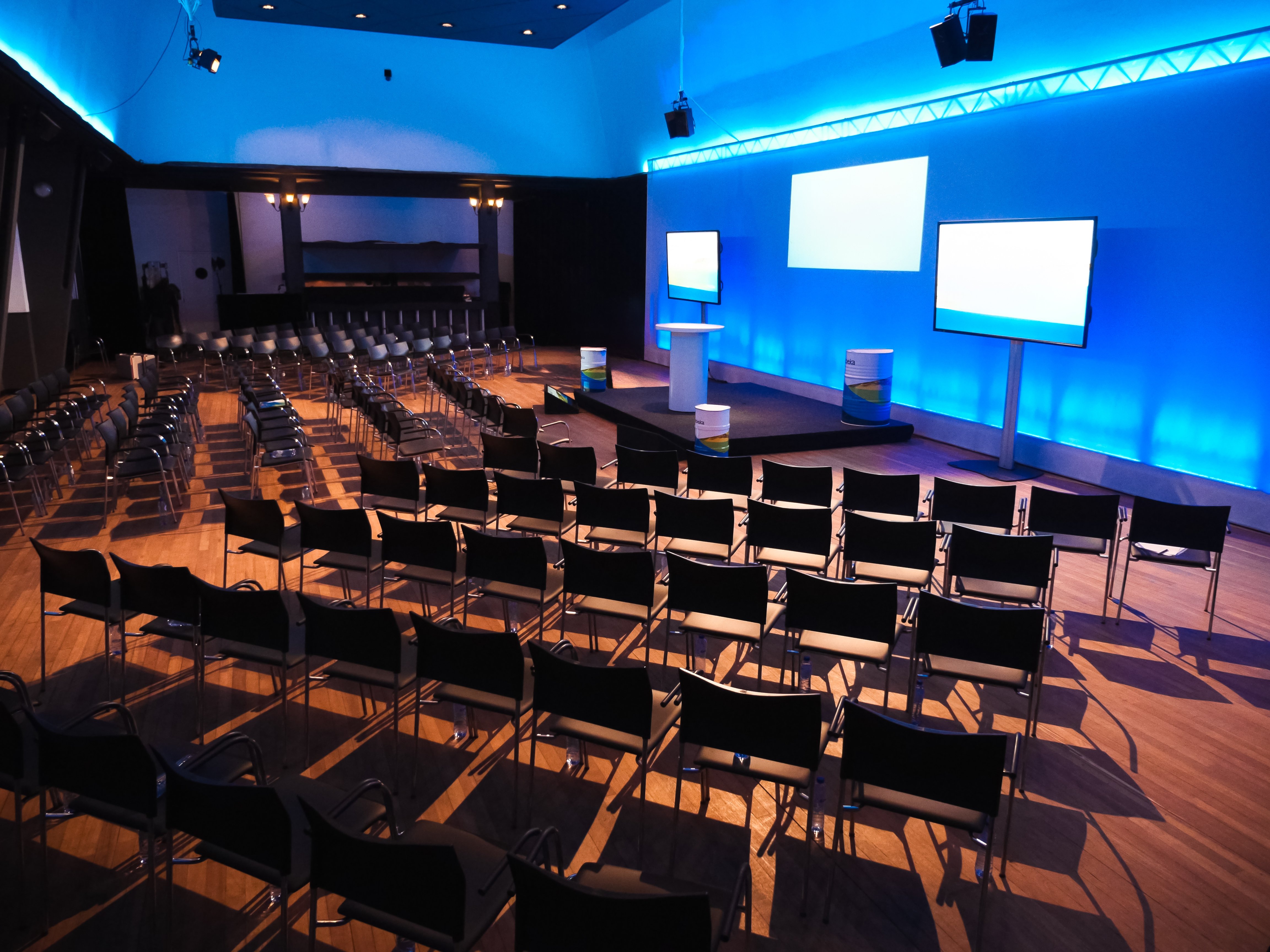 The Theatre - plenary side setting 1