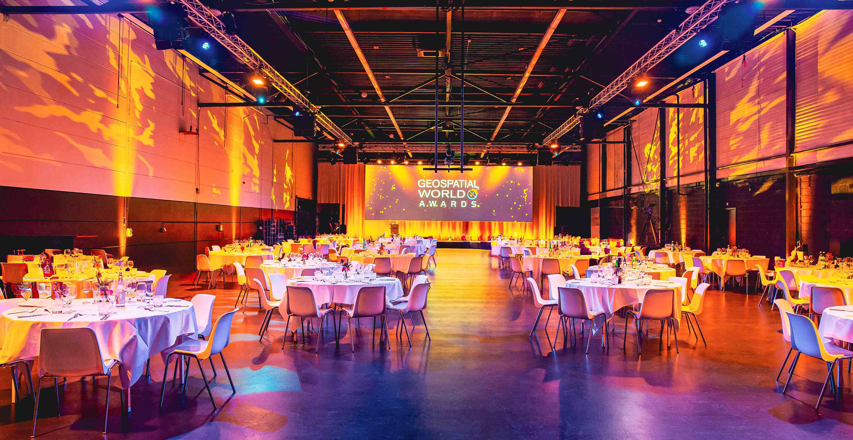 Taets events The White Box - dinner round table setting